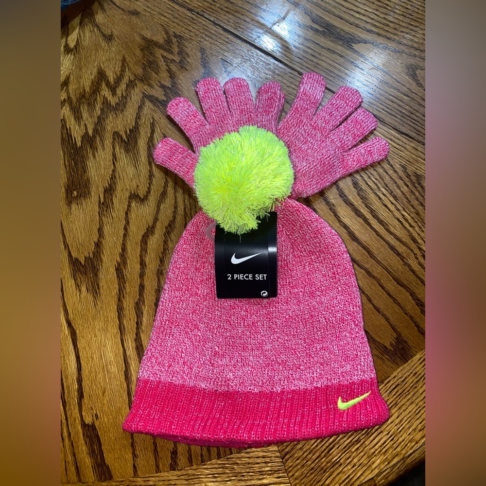 Nike girls to toboggan & gloves never worn